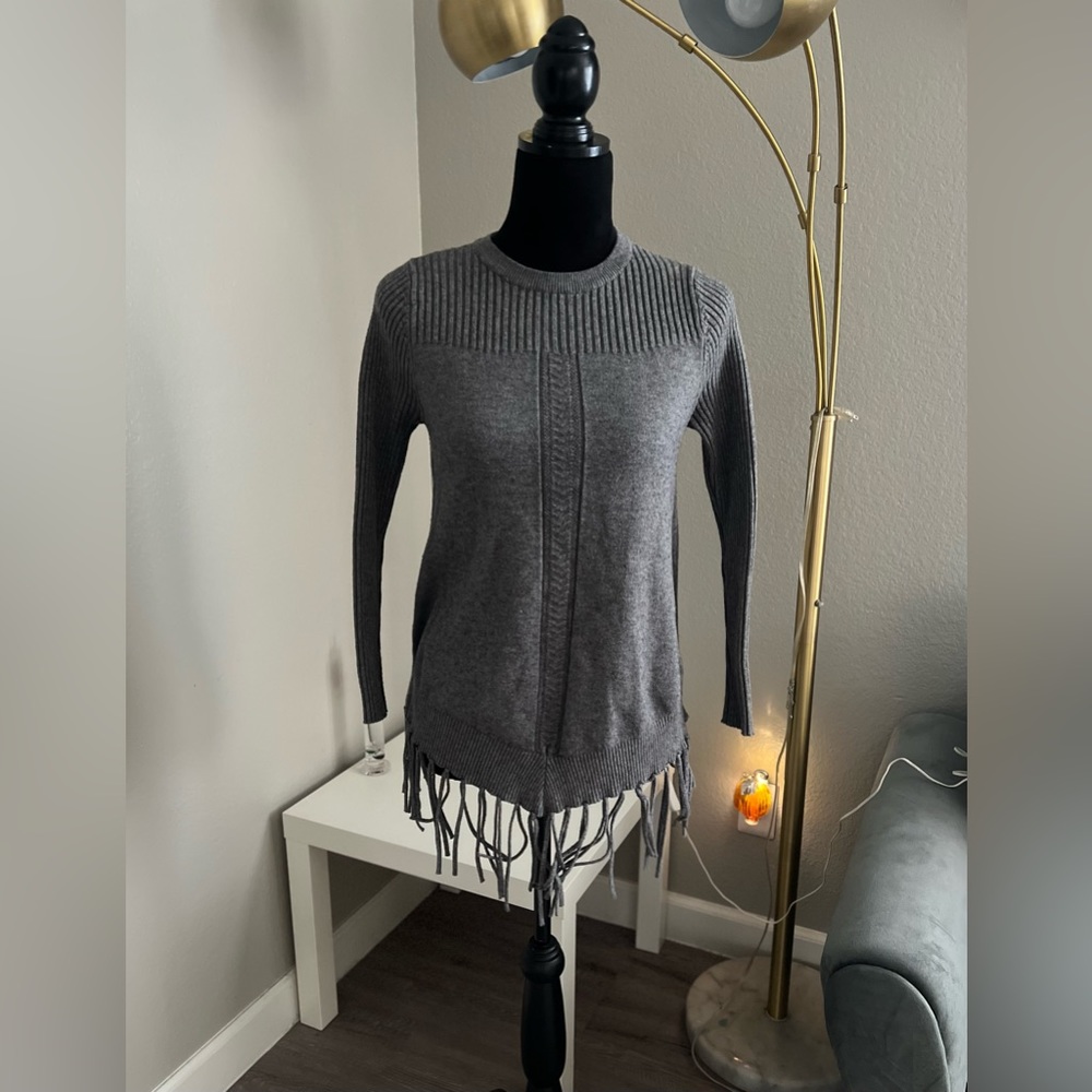 Estrna Jane Women’s Gray Long Sleeve Round Neck Fringe Bottom Sweater Top Small